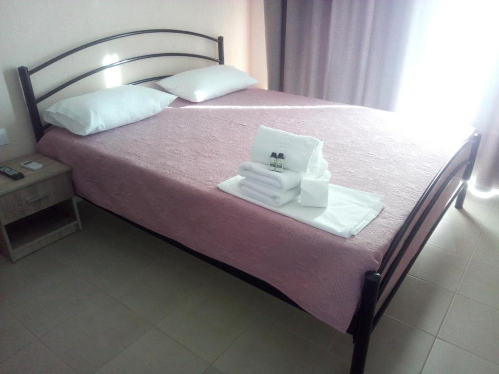 Postel nebo postele na pokoji v ubytování Persefoni Rooms Apartments & Mezonetes