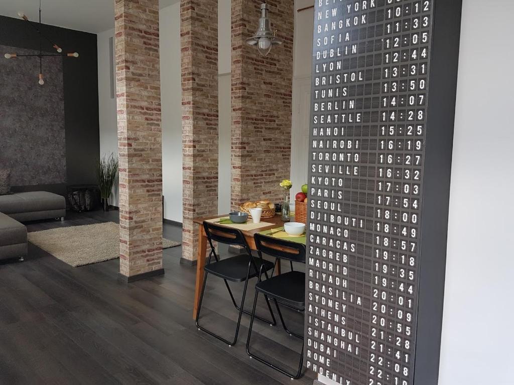 uma sala de jantar com uma mesa e uma parede de tijolos em Cozy Design Downtown Apartment em Budapeste