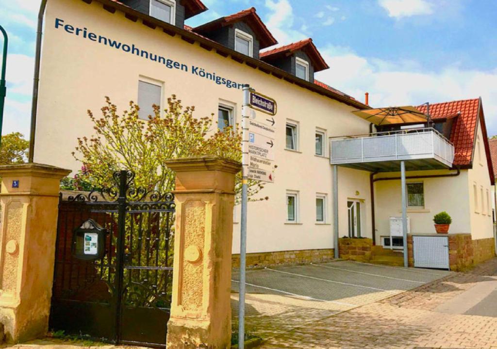 un edificio con una puerta delante de él en FeWo 1 - Deidesheim en Deidesheim