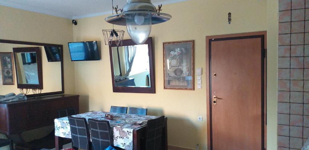 Televízia a/alebo spoločenská miestnosť v ubytovaní TAKIS HOUSE