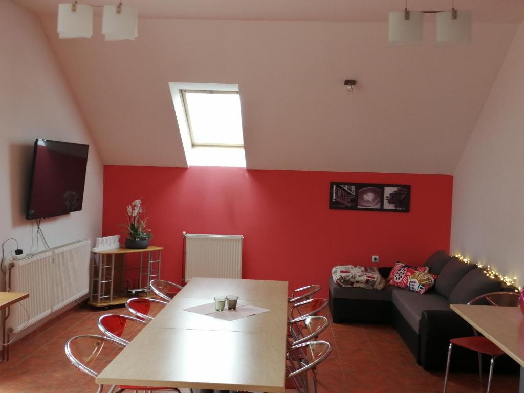 Dolní Holetín的住宿－Ubytování Koloniál，带沙发和红色墙壁的客厅