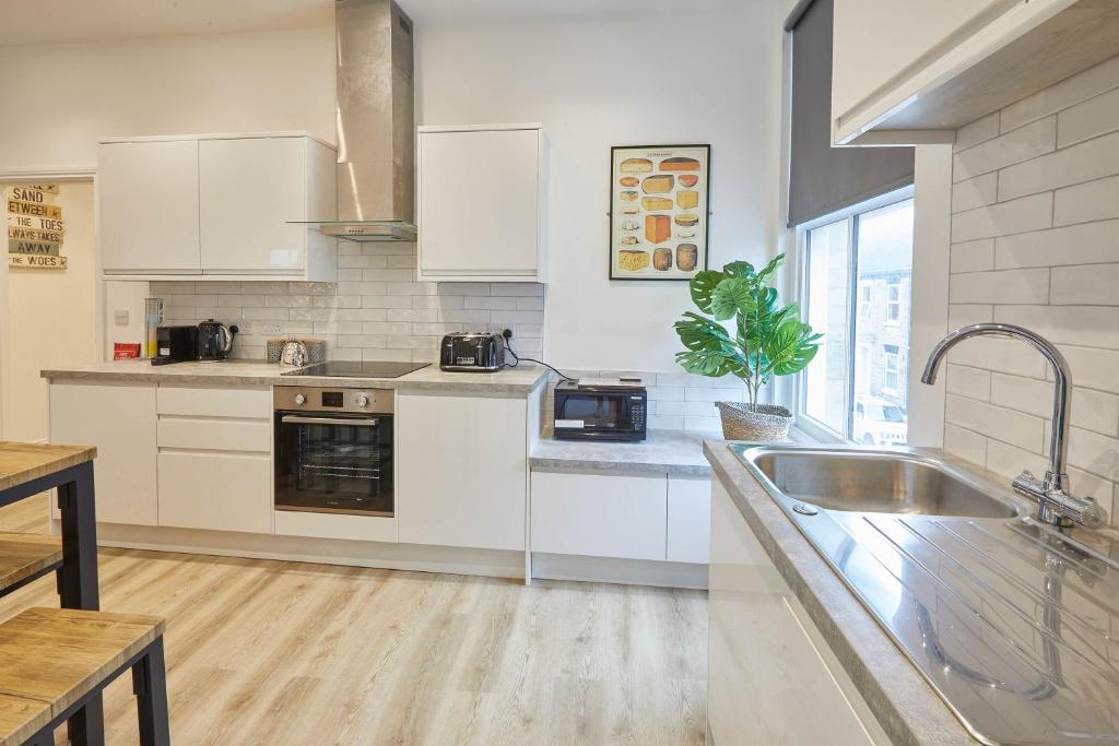 Kuchyň nebo kuchyňský kout v ubytování Host & Stay - Cornerhouse Apartments