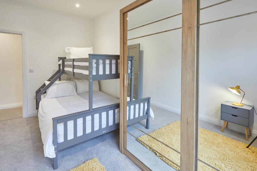 Postel nebo postele na pokoji v ubytování Host & Stay - Cornerhouse Apartments