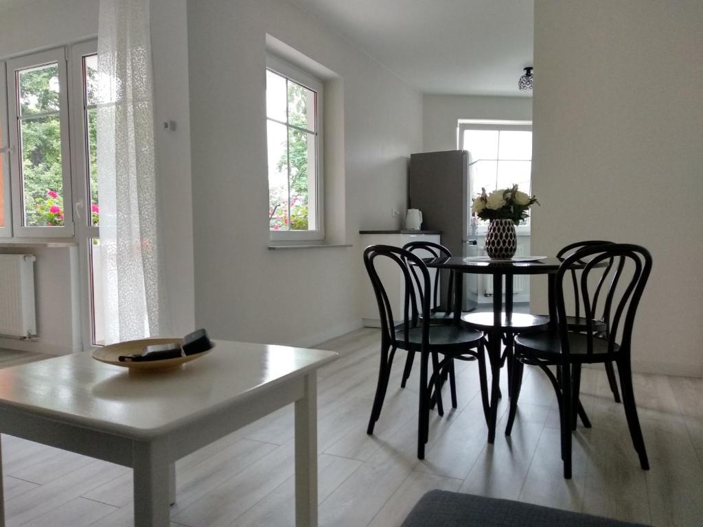 un comedor con mesa y sillas en una habitación en RiC Apart - Apartament Mostowa, centrum Poznań - parking - klimatyzacja, en Poznan