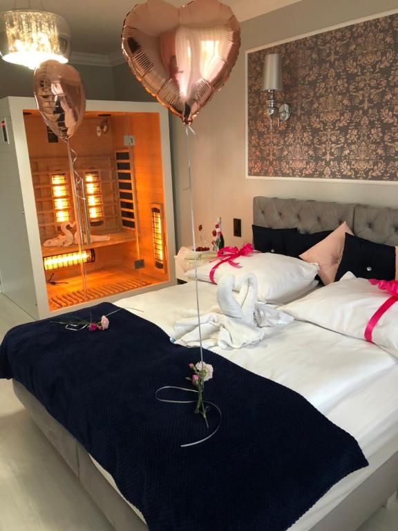 sypialnia z 2 łóżkami z czarnymi kocami i balonami w obiekcie Apartament Luksusowy z sauną w Kielcach