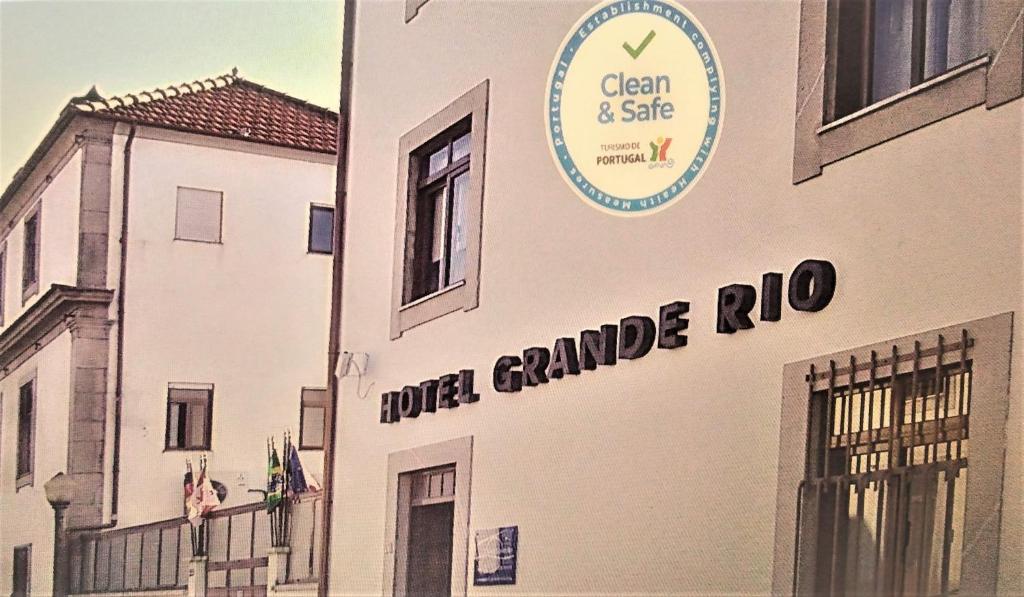 a building with a sign that reads four garage rnos at Hotel Grande Rio in Porto