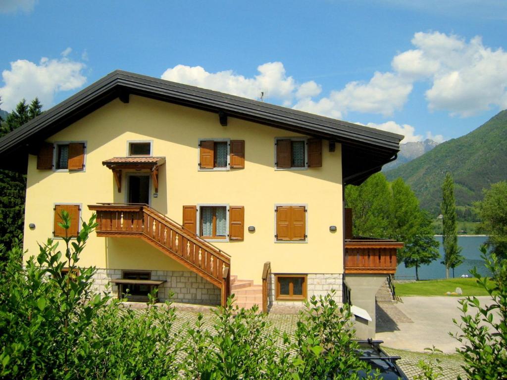 una casa con un balcón en el lateral. en Luxurious Apartment in Gosau near Ski Area, en Molina di Ledro