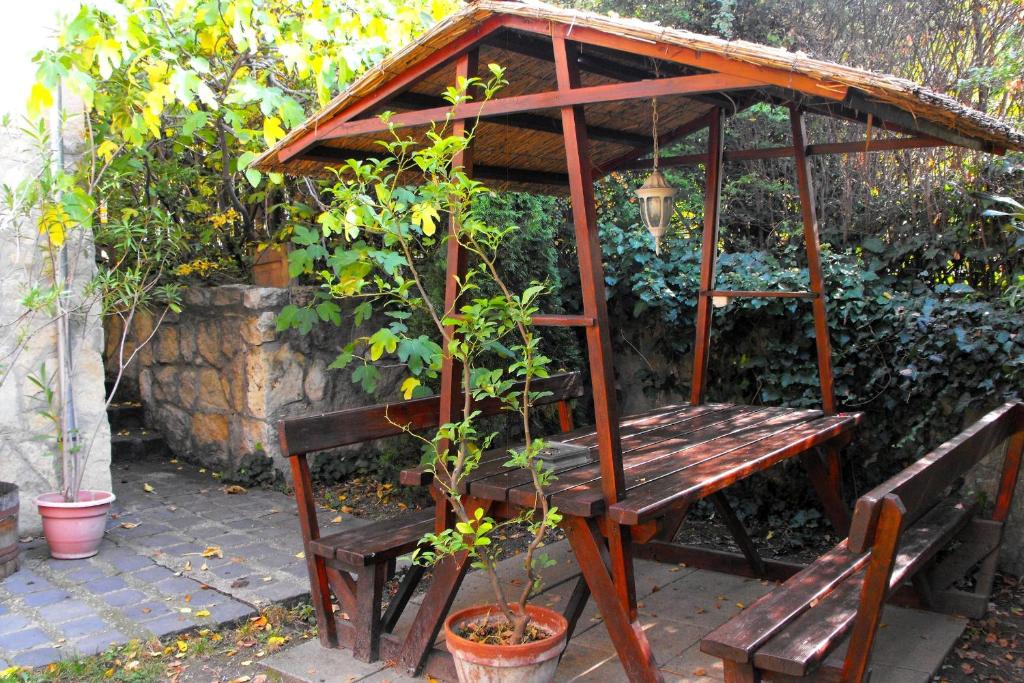 Vonkajšia záhrada v ubytovaní Kis Gellért Guesthouse