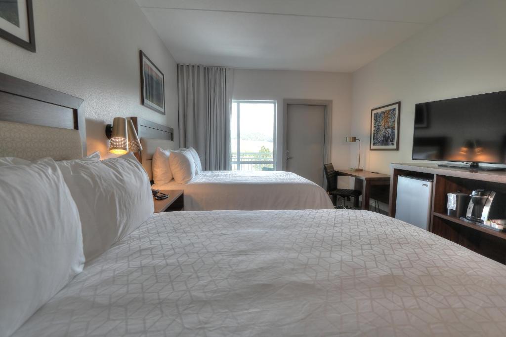 Holiday Inn & Suites Pigeon Forge Convention Center, an IHG Hotel - Chambre Queen Avec Deux Lits Queen River Balcon Et Étage Haut - Non-Fumeurs