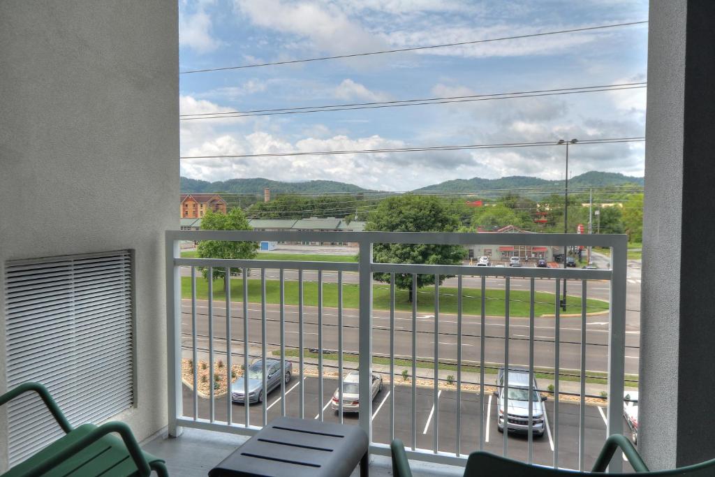Holiday Inn & Suites Pigeon Forge Convention Center, an IHG Hotel - Chambre Queen Avec Deux Lits Queen Et Balcon Parkway - Non-Fumeurs