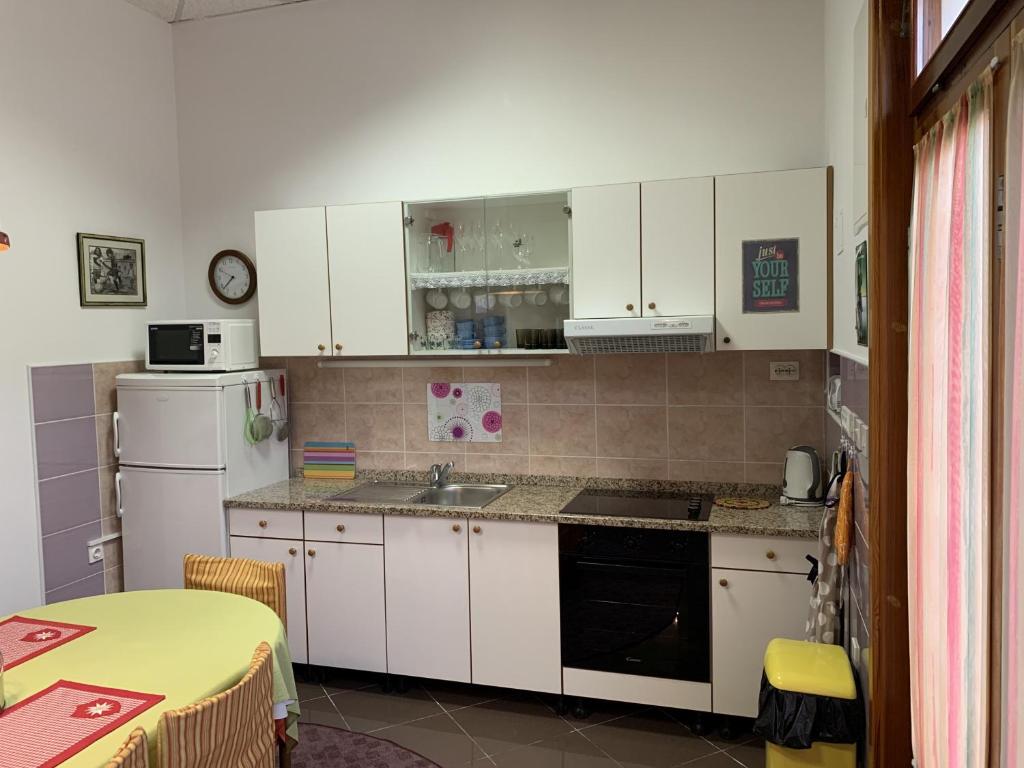 Kuchyň nebo kuchyňský kout v ubytování Rozita Seaside Relax Apartments