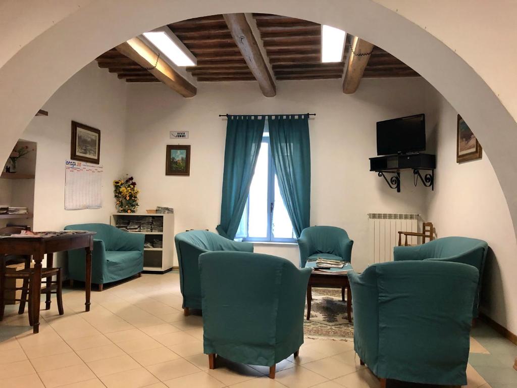 a living room with chairs and a table and a window at Residenza Pitigliano in Pitigliano