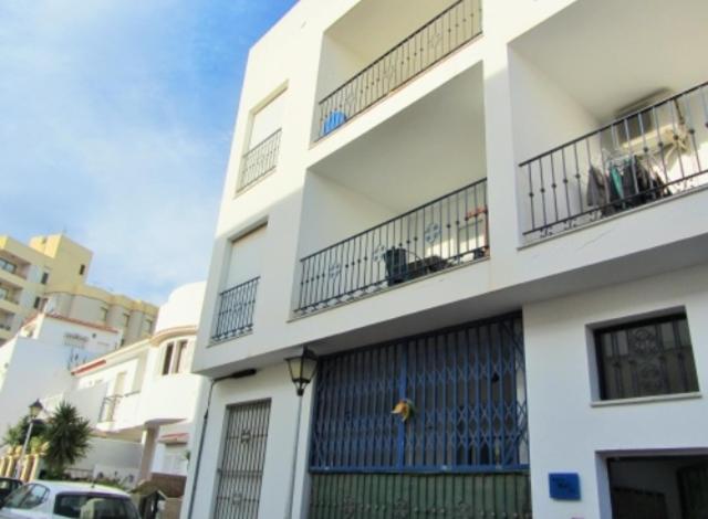 ein weißes Gebäude mit zwei Balkonen darüber in der Unterkunft Apartamento Playa de Garrucha in Garrucha