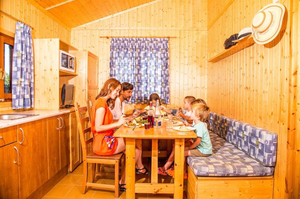Camping Bon Repós - Bungalow De 2 Dormitorios (5-6 Adultos)