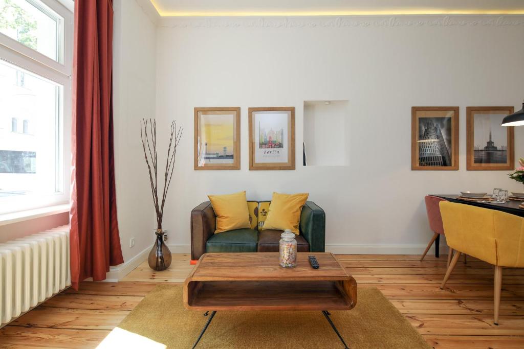 a living room with a couch and a table at 4 Personen Altbau Apartment nahe Kurfürstendamm - Romeo & Julia in Berlin