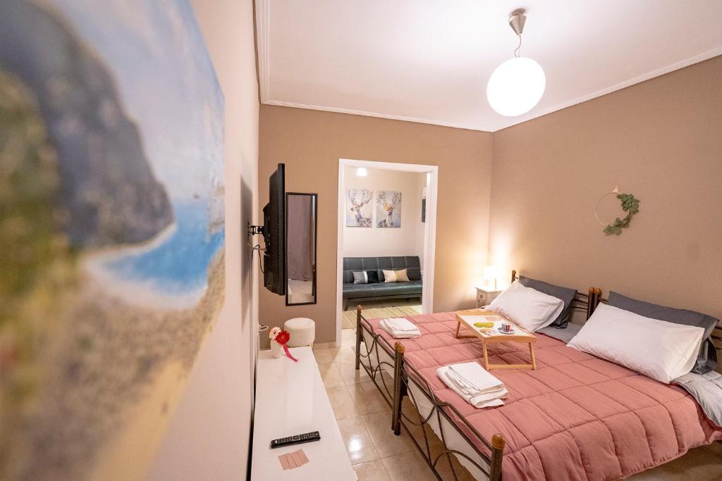 1 dormitorio con 2 camas y TV. en Anthia Seaview Apartment en Kalamata