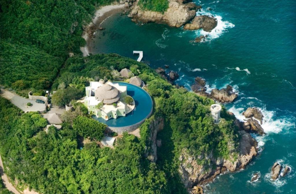 una vista aerea di una casa su un'isola nell'oceano di Ocean Castle Sol de Oriente & Ocean Castle Sol de Occidente in Careyes a Costa Careyes