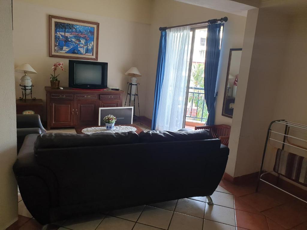 TV a/nebo společenská místnost v ubytování Apartemen Marbella anyer tower sadewa lt 5 view kolam renang & laut