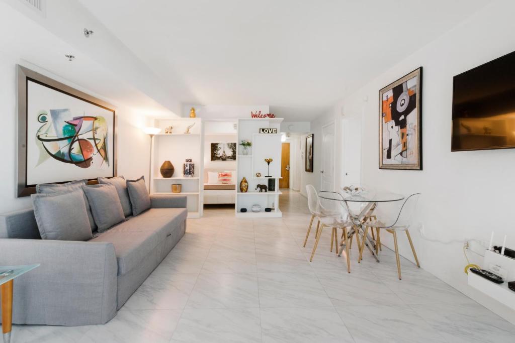 een woonkamer met een bank en een tafel bij Miami Downtown Brickell Popular 4 BedRooms Bayview in Miami