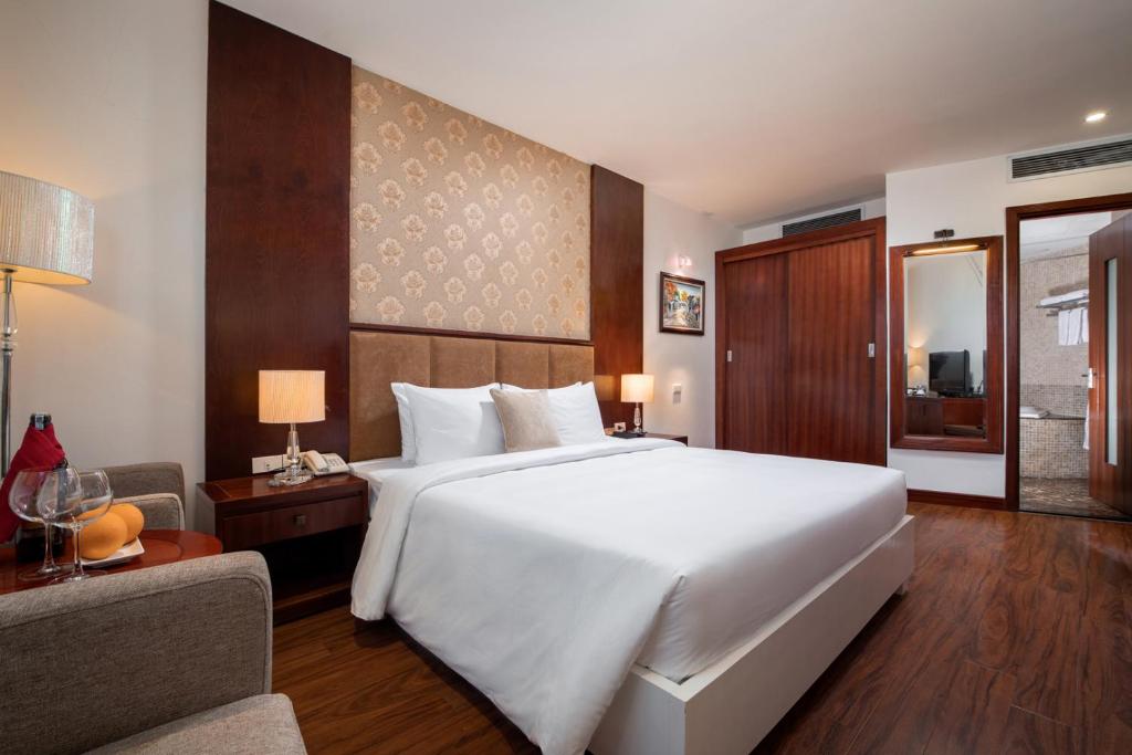 Postel nebo postele na pokoji v ubytování Nesta Hotel Hanoi