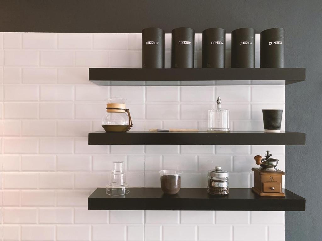 Příslušenství pro přípravu čaje a kávy v ubytování The Atelier Boutique Hotel
