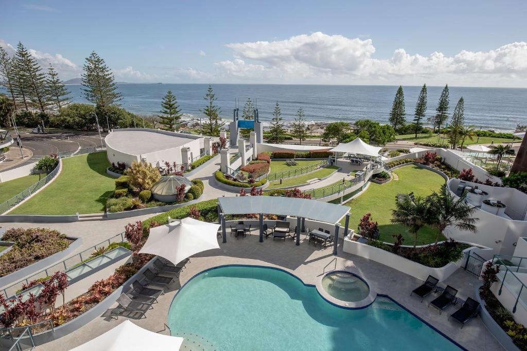 uma vista aérea de um resort com uma piscina em Mantra Mooloolaba Beach em Mooloolaba