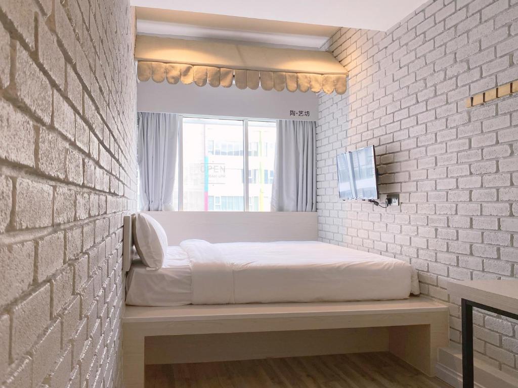 Postel nebo postele na pokoji v ubytování The Atelier Boutique Hotel