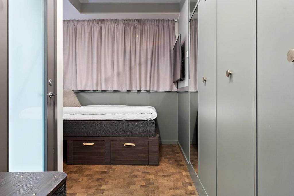 
Economy Queen Room - No Window
