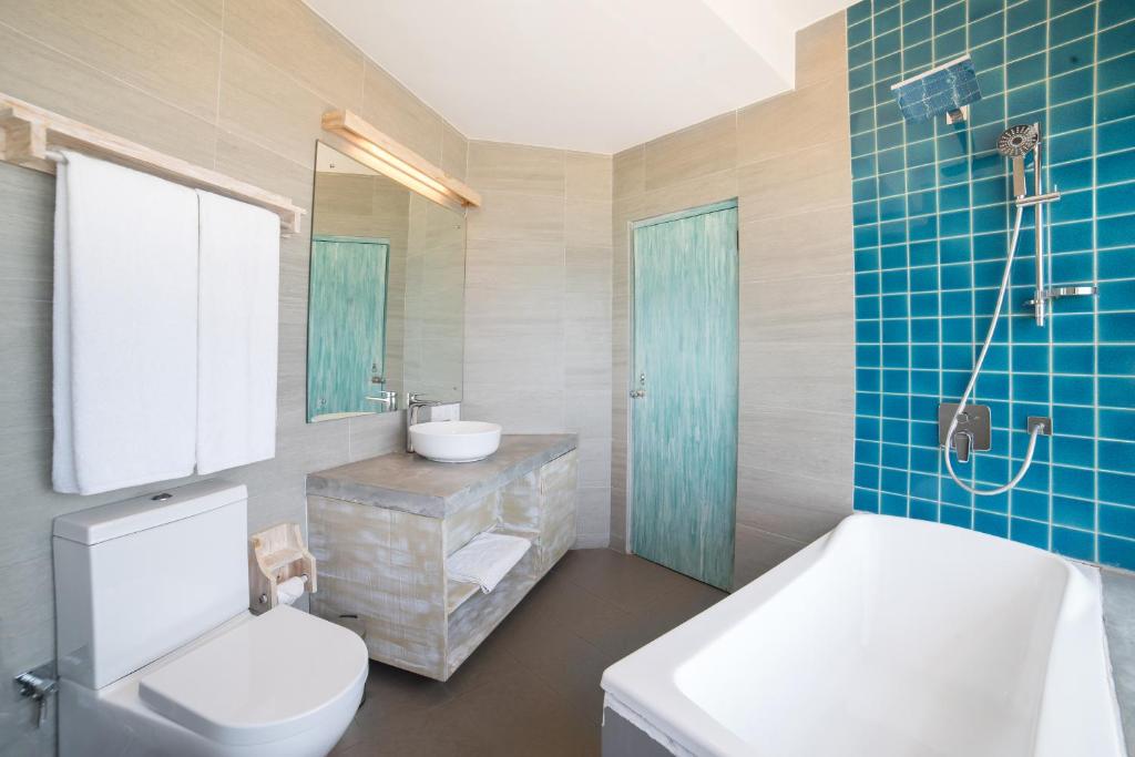 Ένα μπάνιο στο Hikkaduwa Beach Hotel - Special Deal on 3 Night or More Stays