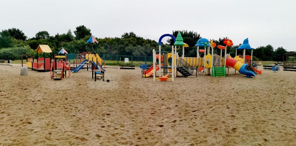 um playground com um monte de equipamentos de playground na areia em Mieszkanie przy morzu em Gdansk