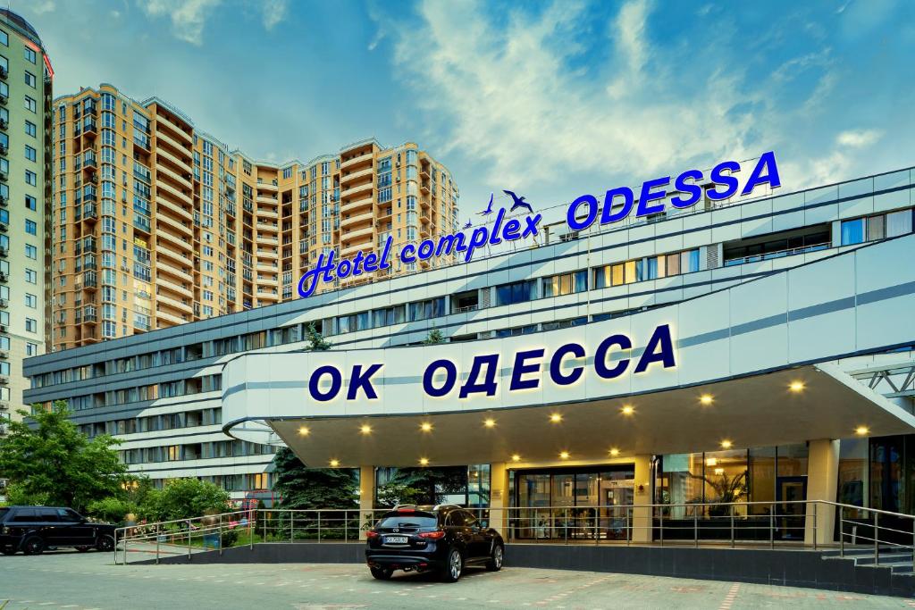 un camión está estacionado frente a un edificio en OK Odessa en Odesa