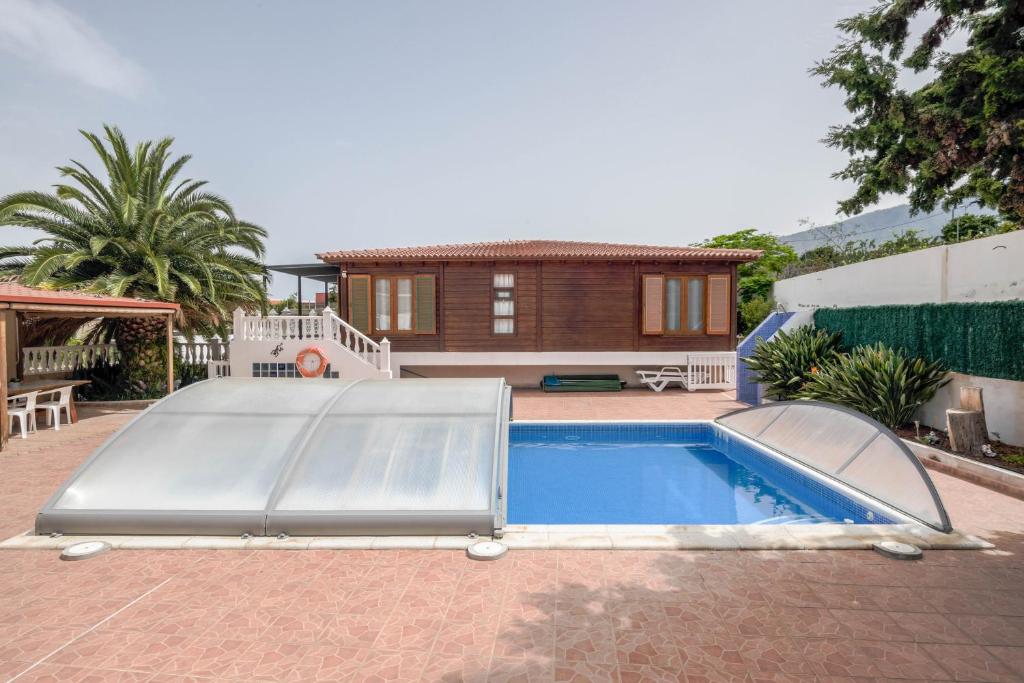 - une piscine dans une cour avec une maison dans l'établissement Casa Rural con piscina, à Arafo