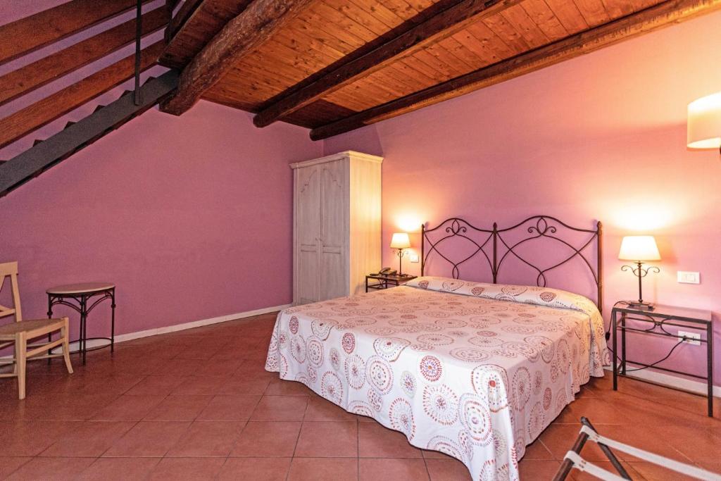 Postel nebo postele na pokoji v ubytování Etna Hotel