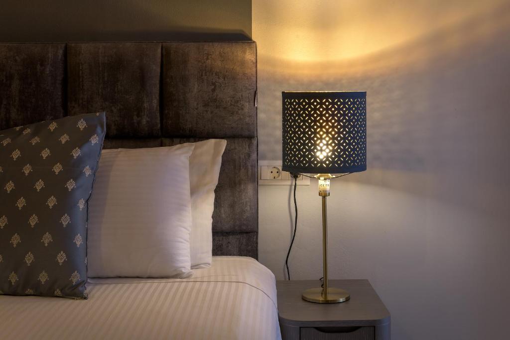 Postel nebo postele na pokoji v ubytování Grace Hotel & Studios