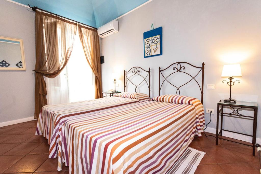 Postel nebo postele na pokoji v ubytování Etna Hotel