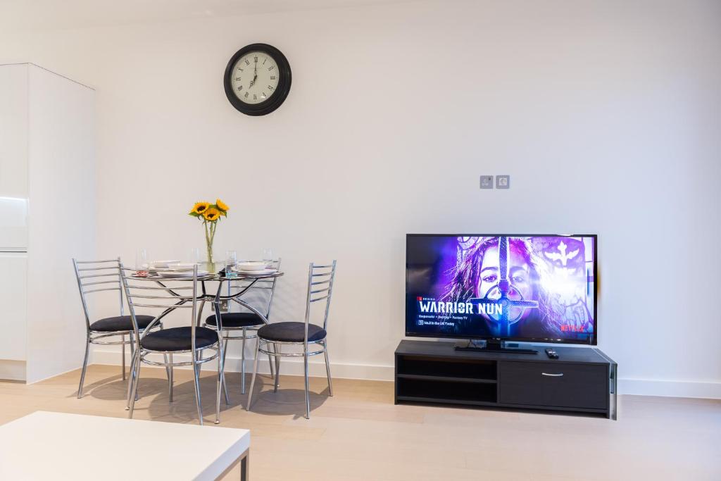 Cosy 1 Bed Apartment in Centre of St Albans - Free Parking - 5 min walk to St Albans city centre & Railway station - Big Savings on Longer Stays!! - Apartamento De Una Habitación