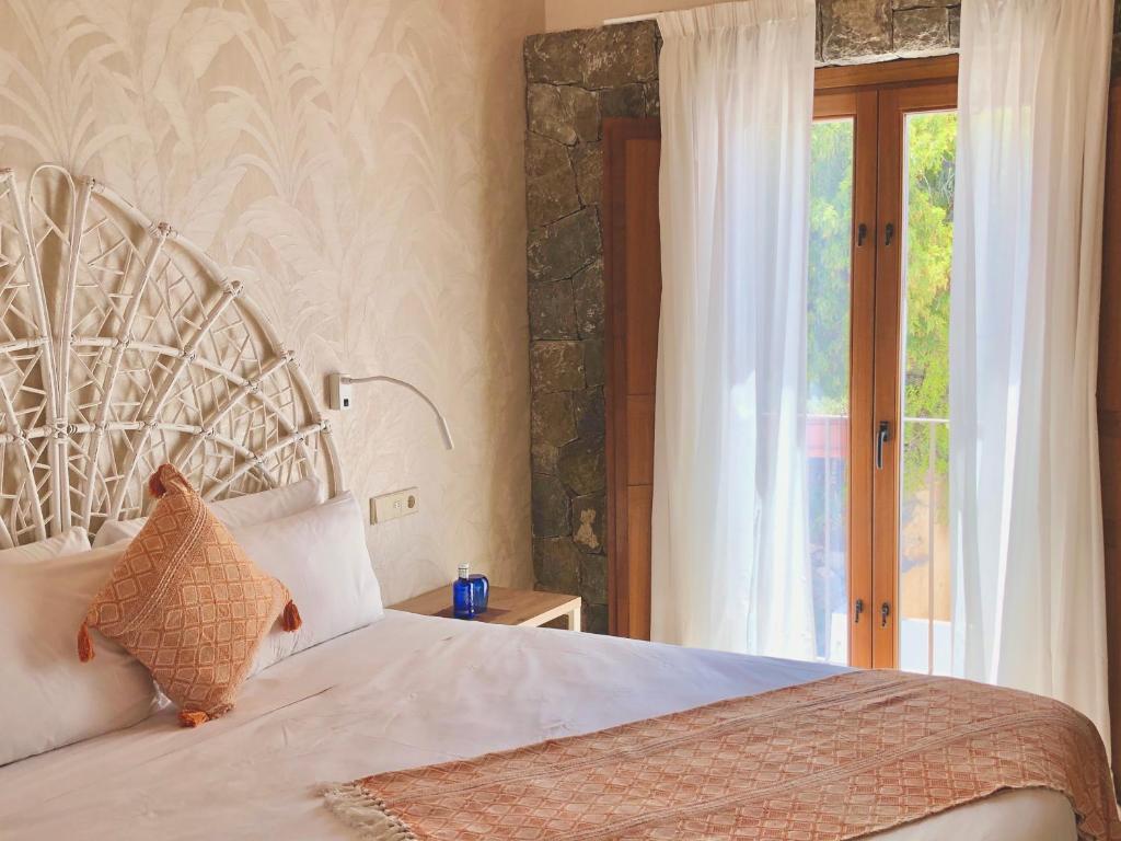 a bedroom with a large bed and a window at Hotel Abaco Altea in Altea