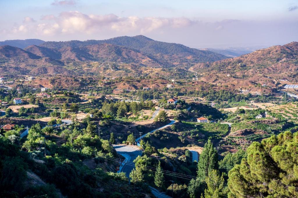 - une vue aérienne sur un village dans les montagnes dans l'établissement Retreat Centre Cyprus, à Zoopiyi