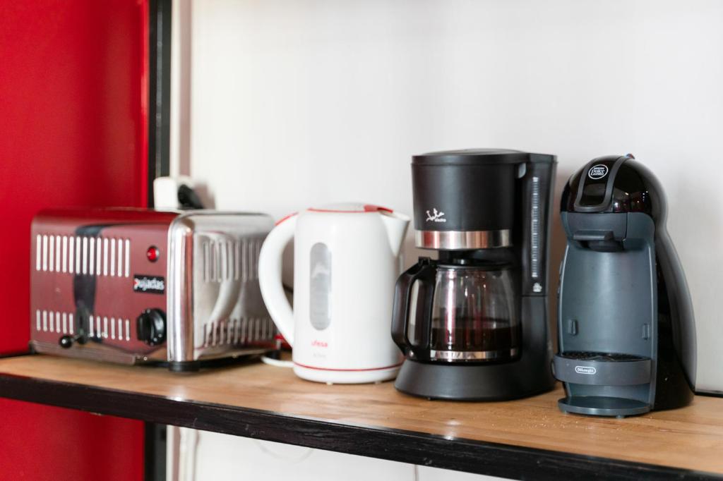 Příslušenství pro přípravu čaje a kávy v ubytování Red Nest Hostel
