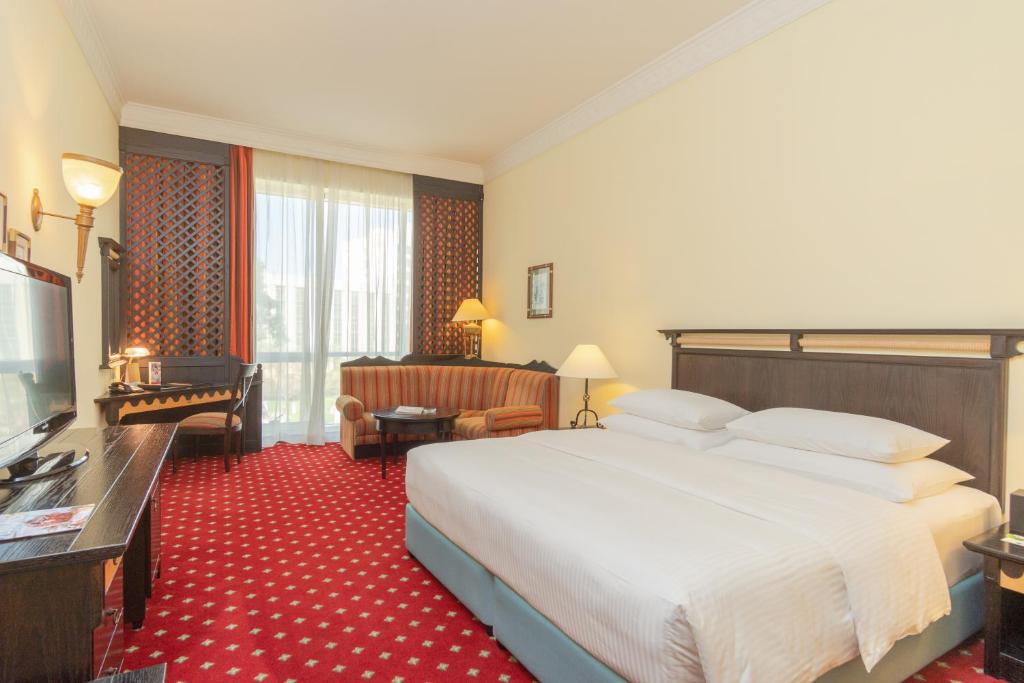 
Deluxe King Room, complimentary shuttle to DXB Airport Terminal 1 & 3
