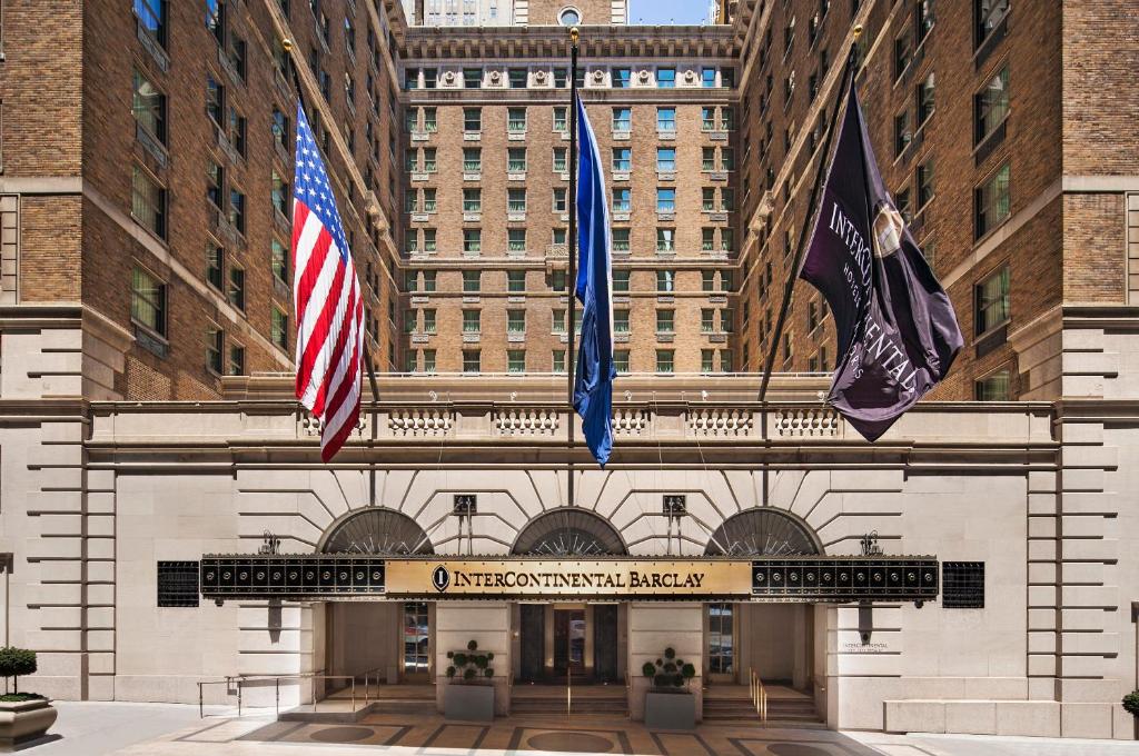 ニューヨークにあるインターコンチネンタル ニューヨーク バークレー ホテルの建物前三旗