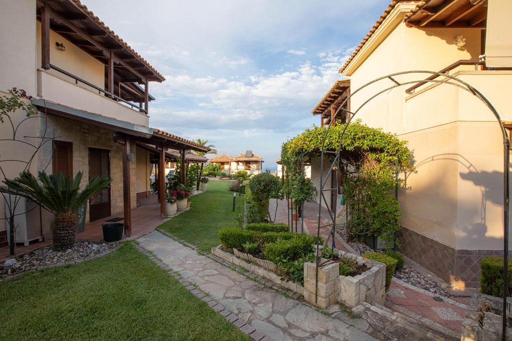 Ogród w obiekcie Porto Thea Alexandra Shared Pool Villa, Afytos