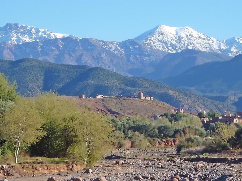 uma vista para uma serra com montanhas cobertas de neve em Kasbah Angour em Tahannout