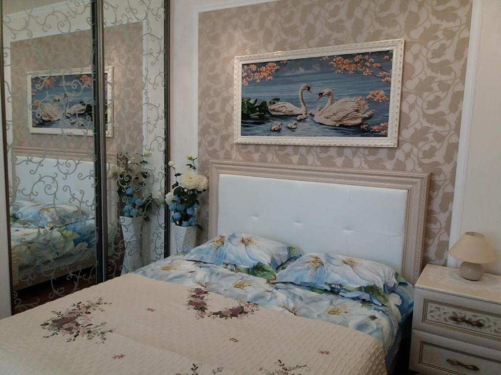 エッセントゥキにあるАпартаменты на улице Пятигорская 24, 2 этажのベッドルーム1室(ベッド1台付)