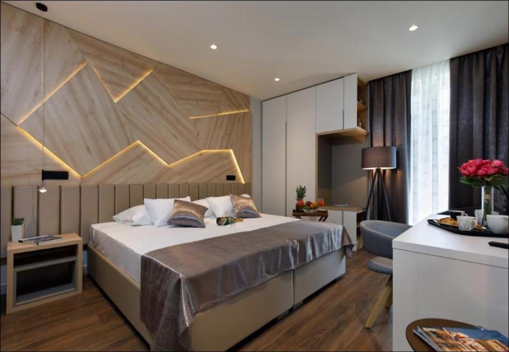 ein Schlafzimmer mit einem großen Bett und einem Schreibtisch in der Unterkunft Sailor Boutique Rooms in Split