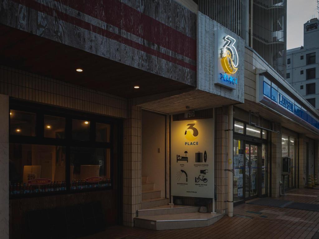 un edificio con un cartello sulla parte anteriore di 3rd PLACE by HIDEOUT a Fujisawa
