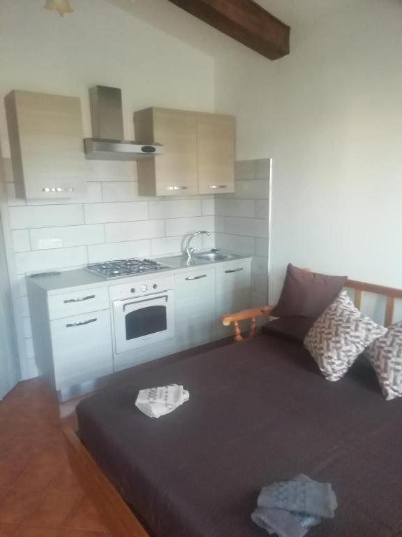 A kitchen or kitchenette at VILLA GIULIANA stanze con bagno interno in Villa a 350 mt spiaggia libera Lido delle Sirene