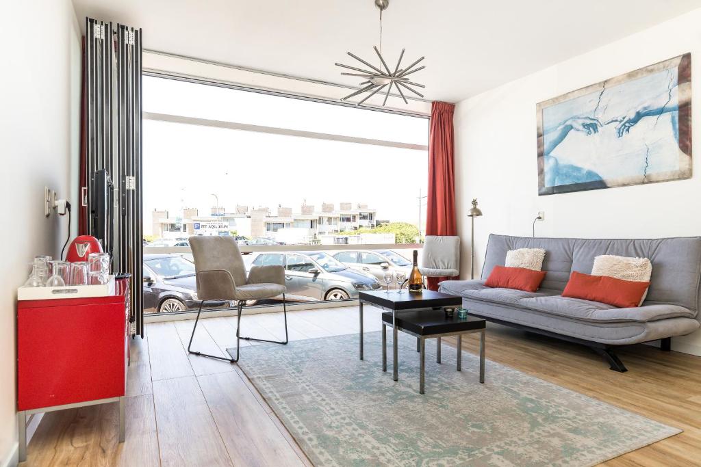 a living room with a couch and a table at Aan Zee in Bergen aan Zee