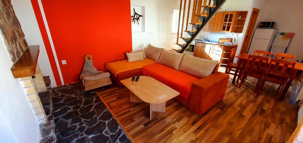 A seating area at Vilka Cibulka a chata Cesnačik