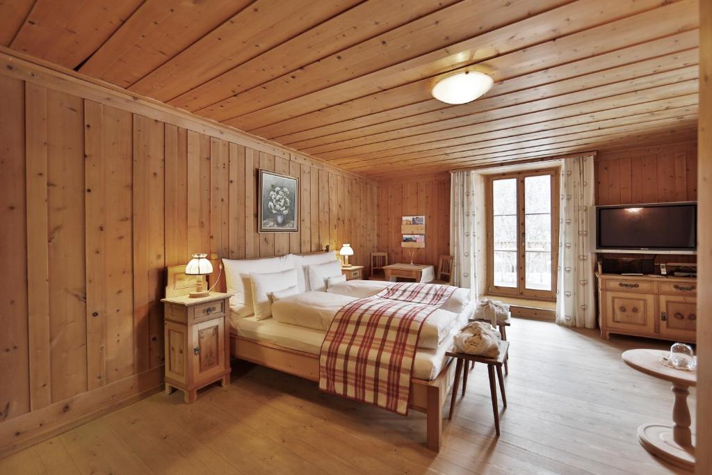 Postel nebo postele na pokoji v ubytování Relais & Châteaux IN LAIN Hotel Cadonau